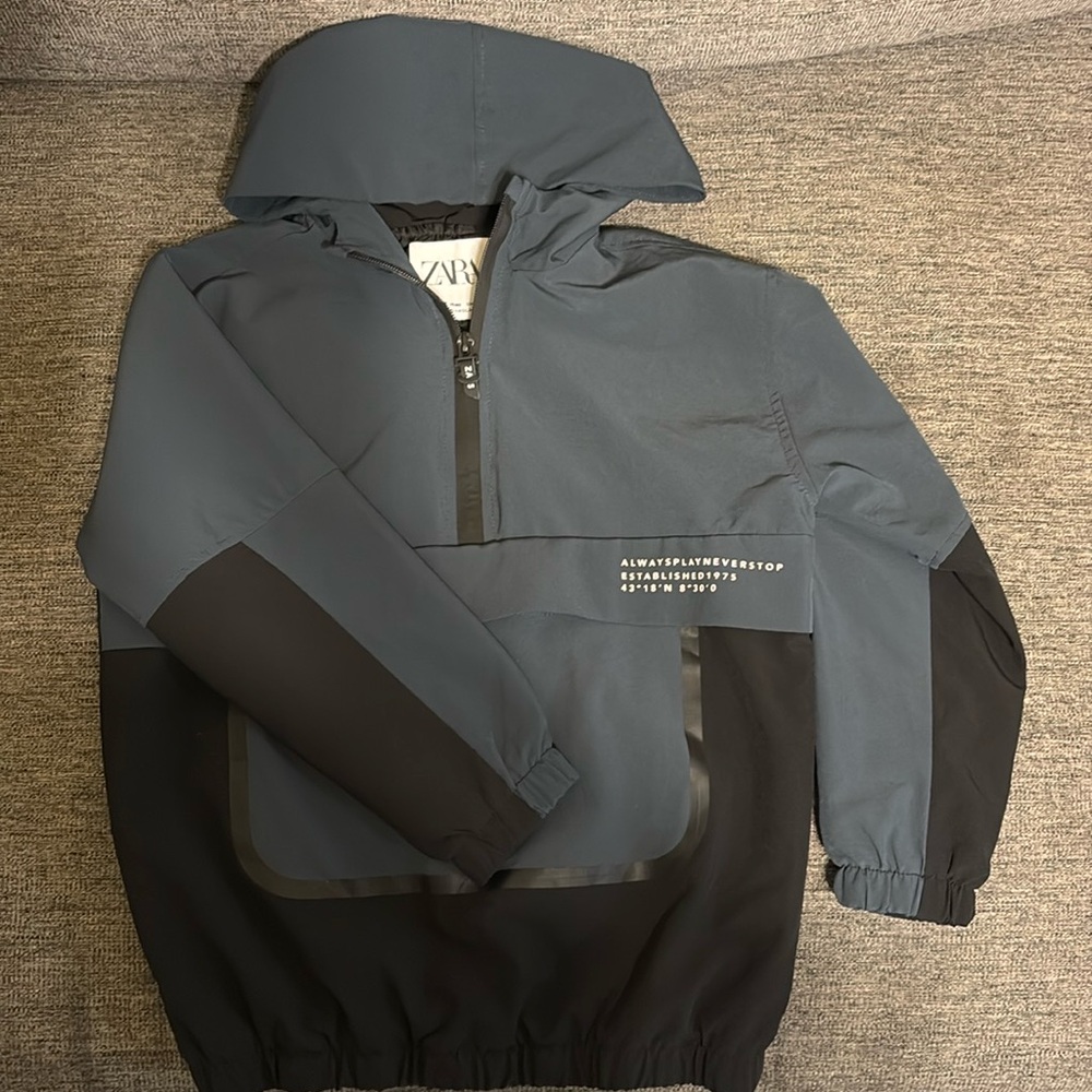 Boys Zara Hooded Sweater. Fairly new. Worn once. Size 6-7